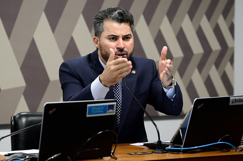 PEC sobre servidores de ex-territórios passa na CCJ e vai a Plenário