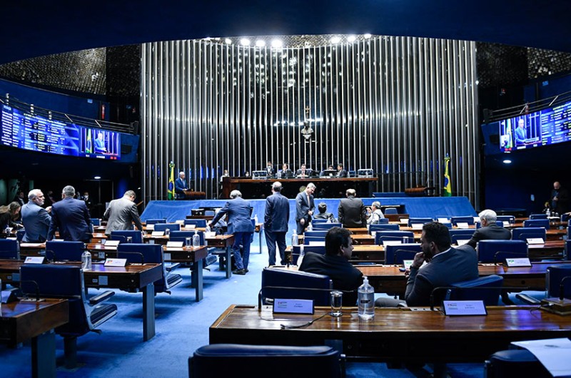 Lei destina R$ 700 milhões para áreas afetadas por enchentes