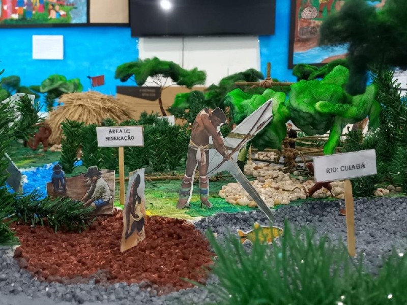 Escola cria maquetes e painéis retratando os 274 anos de fundação de Mato Grosso