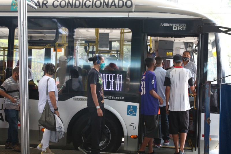 Gasolina mais cara faz pessoas trocarem carro por ônibus, prova estudo