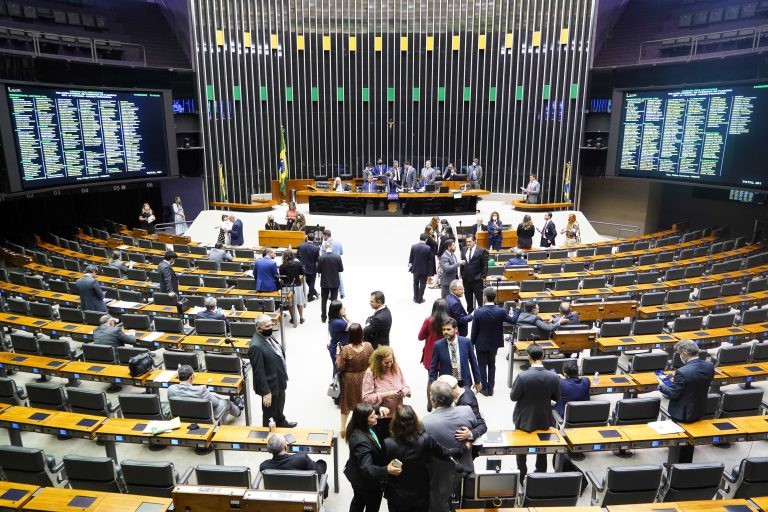 Câmara pode votar projetos para minimizar reajustes na tarifa de energia