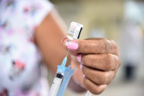 Trabalhadores da saúde e pessoas de 50 anos acima poderão receber a 4ª dose da vacina contra o coronavírus a partir de terça-feira (07/05)