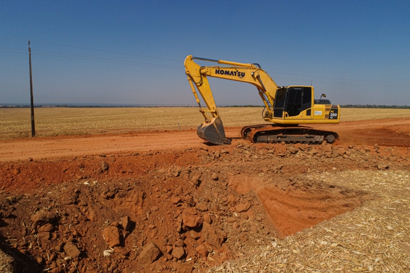 Secretaria de obras realiza ações em estrada rural para evitar atoleiros