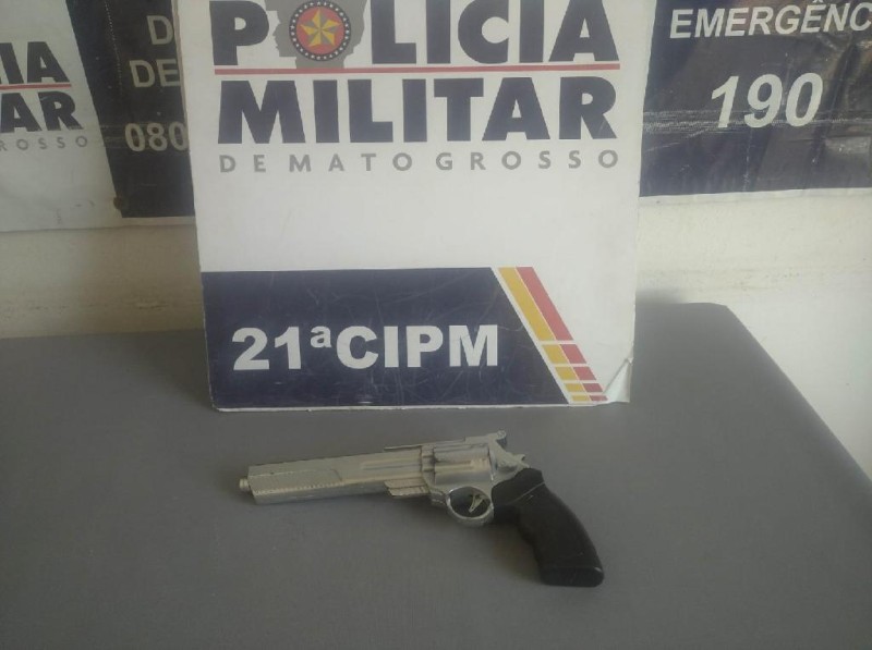 Suspeito de furto em estação de ônibus é preso pela PM com simulacro de arma de fogo