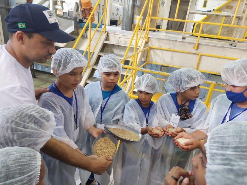 Estudantes de Sinop participam de atividade extraclasse em indústria alimentícia
