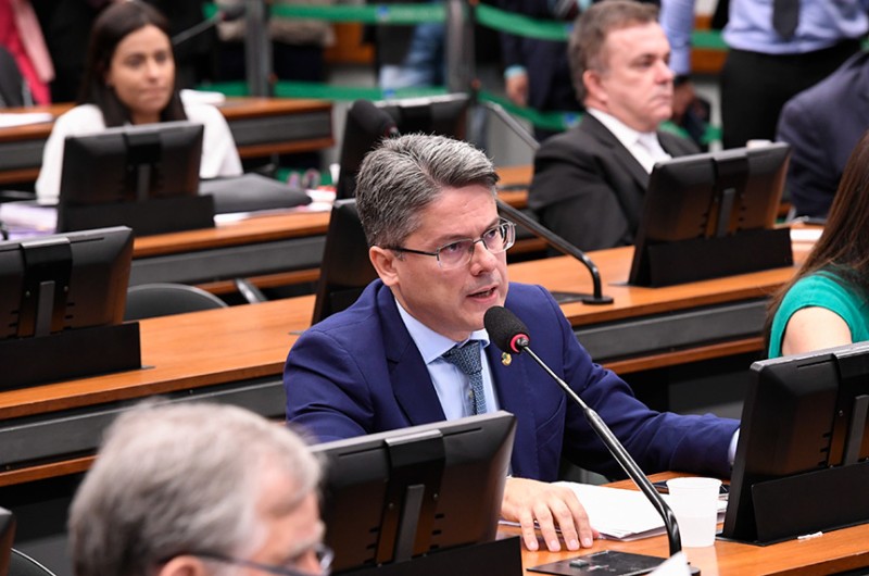 Projeto criminaliza abuso de poder de cunho sexual