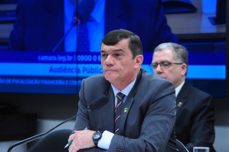 Ministro da Defesa nega irregularidades na compra de Viagra; oposição aponta supervalorização