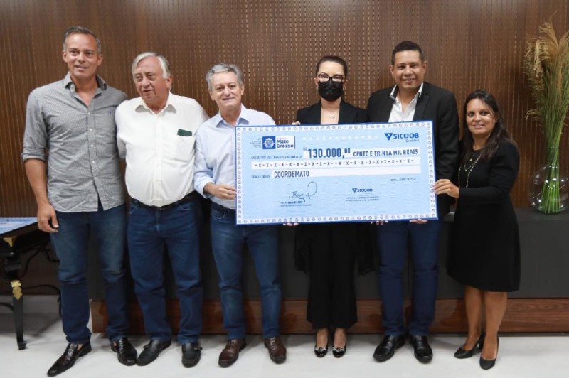 Primeira-dama recebe doação de R$ 250 mil do Sicoob para atender pessoas em situação de vulnerabilidade social