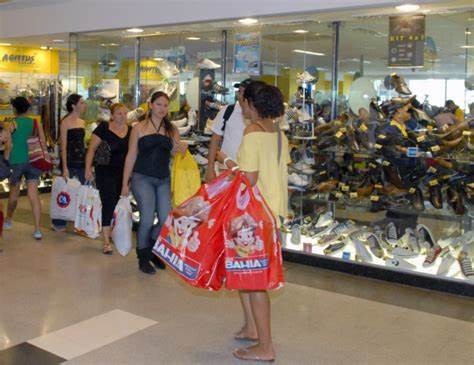 Comércio varejista cresce 0,9% em abril