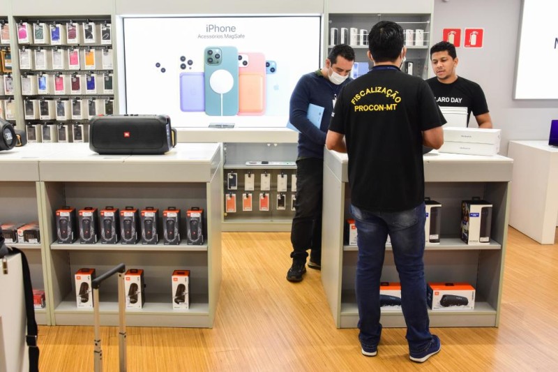 Procon Estadual fiscaliza venda de aparelhos celulares sem carregadores