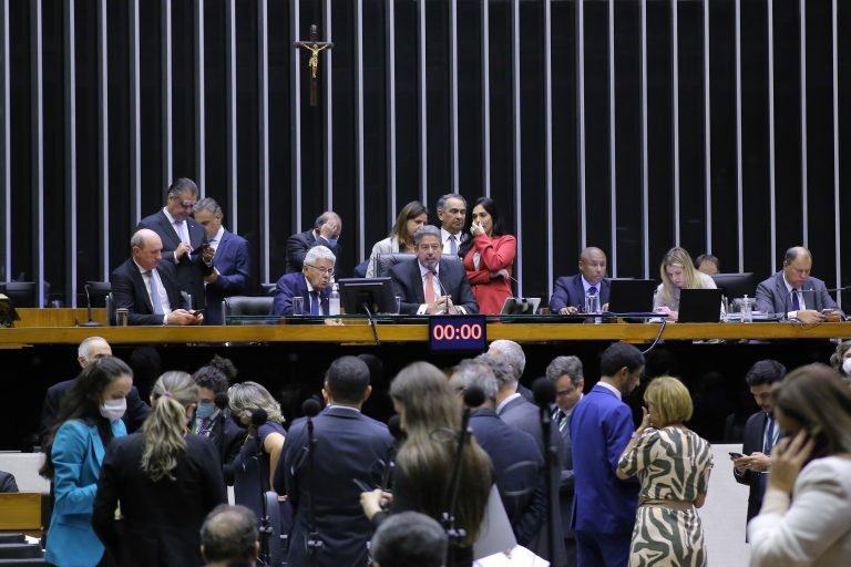 Plenário aprova parte das emendas do Senado à proposta que limita o ICMS nos combustíveis; acompanhe