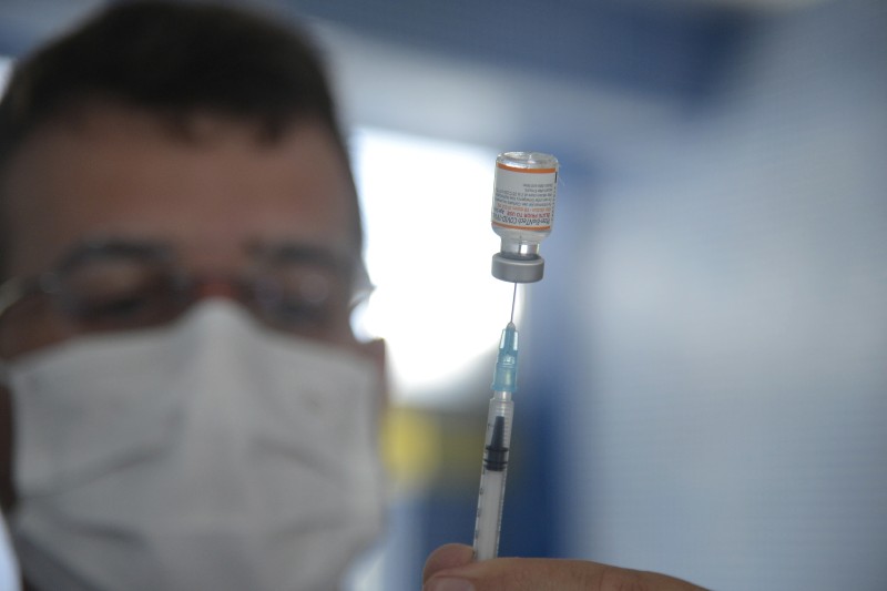 Rio aplicará 2ª dose de reforço a partir de 40 anos, na terça-feira