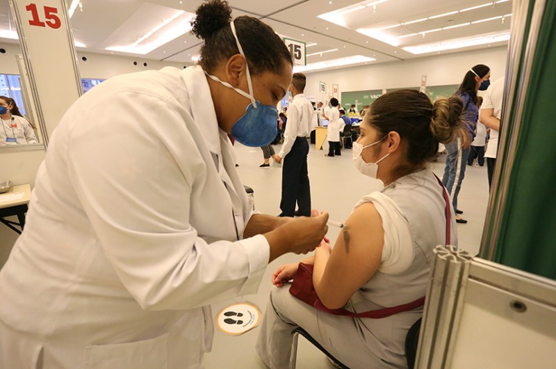 Medida provisória revoga lei que abriu caminho para compra de vacinas