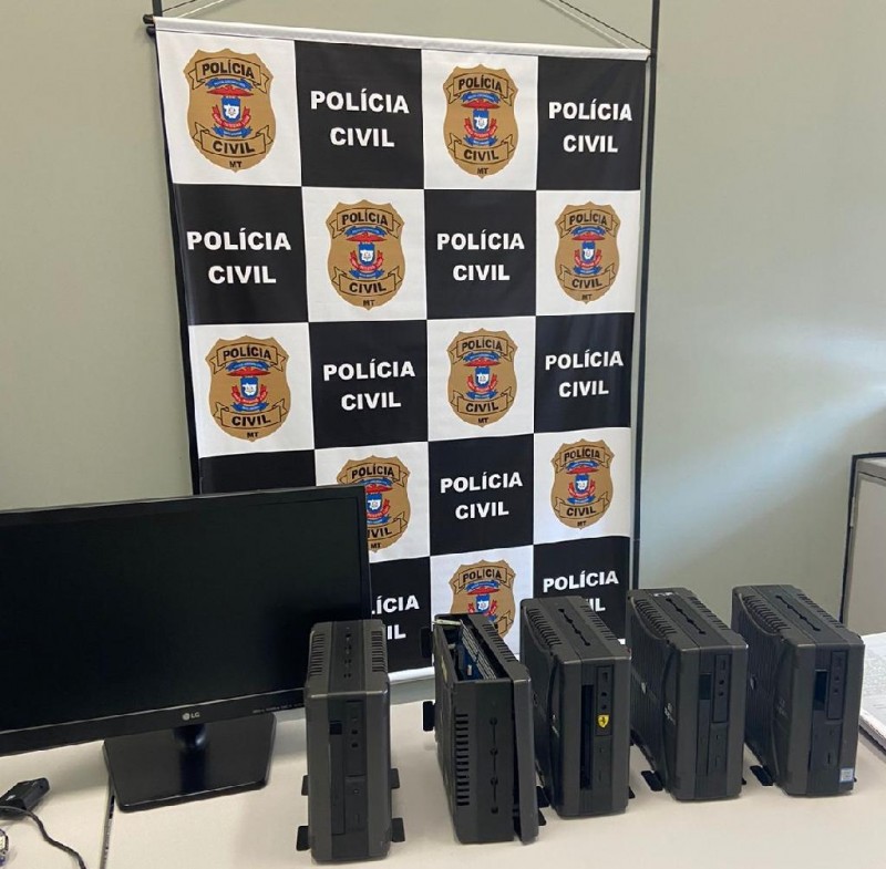 Polícia Civil prende em flagrante duas pessoas que comercializavam computadores furtados do Estado