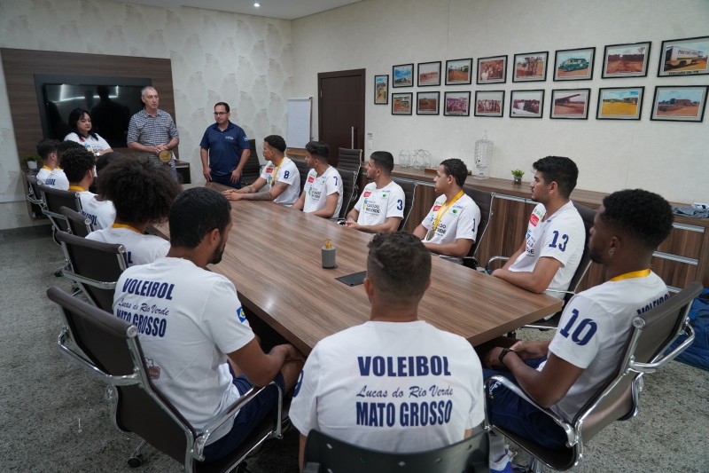 Vice-prefeito Marcio Pandolfi recebe equipe luverdense campeã dos Jogos Universitários
