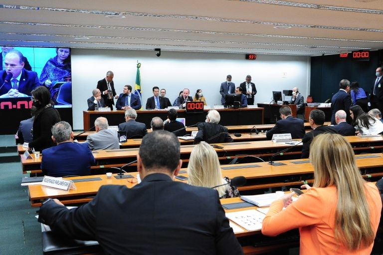 Ministro diz que os lucros da Petrobras estão acima das demais empresas do setor