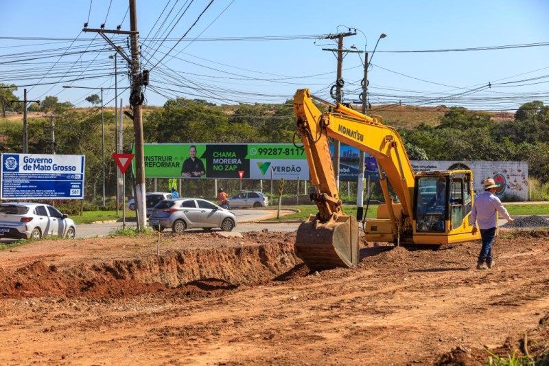 Governo investe em Cuiabá com recuperação da Estrada do Moinho e ampliação da Avenida Parque do Barbado