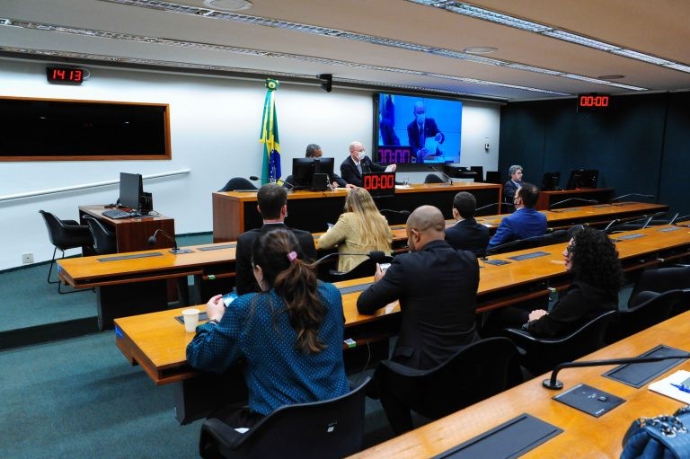 Governo defende programa de emprego a mulheres e jovens; críticos apontam cotas fictícias e precarização