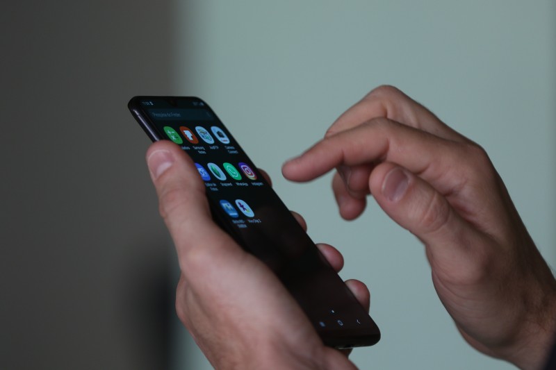 Receita e Anatel apreendem celulares do comércio irregular no Rio
