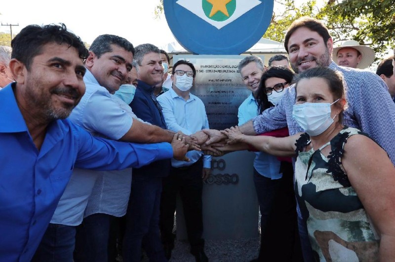 Governo inaugura asfalto da MT-343 e aplica R$ 144,6 milhões em investimentos: “Há 30 anos que a Região Oeste não recebia tantos recursos”, destaca prefeita