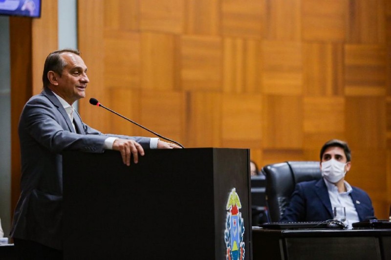 Deputado diz que estudante que ficar no ensino não presencial terá “derrota” no Enem