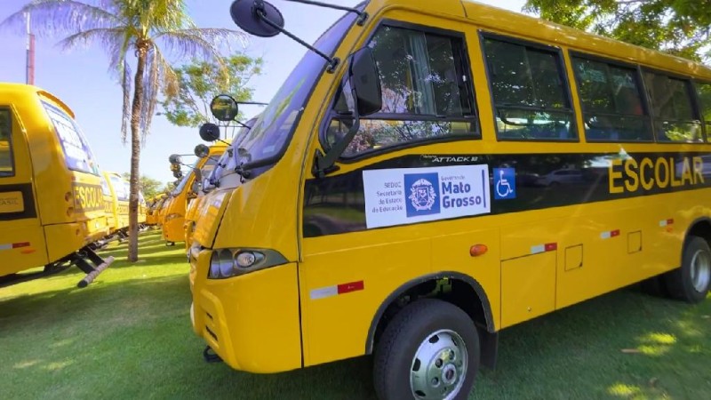 Governo de MT entrega 105 novos ônibus para o transporte escolar rural em 84 municípios