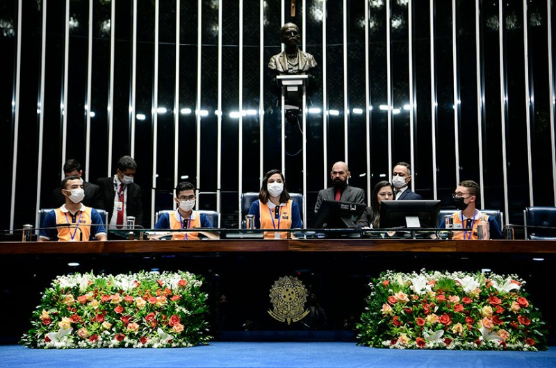 ‘Jovens senadores’ tomam posse e elegem integrantes da Mesa Diretora