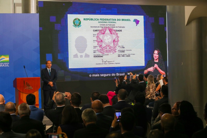 Governo entrega primeiras carteiras de identidade nacional