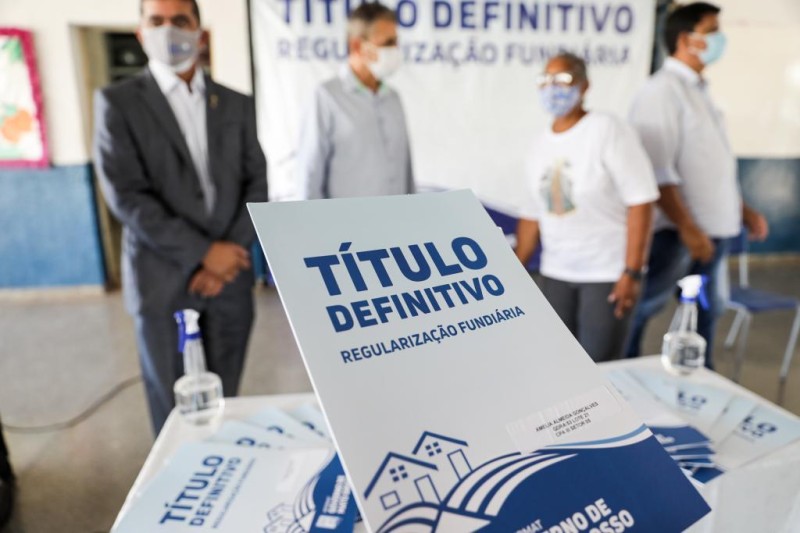 Governo de MT entrega 720 escrituras registradas a famílias do bairro 1° de Março