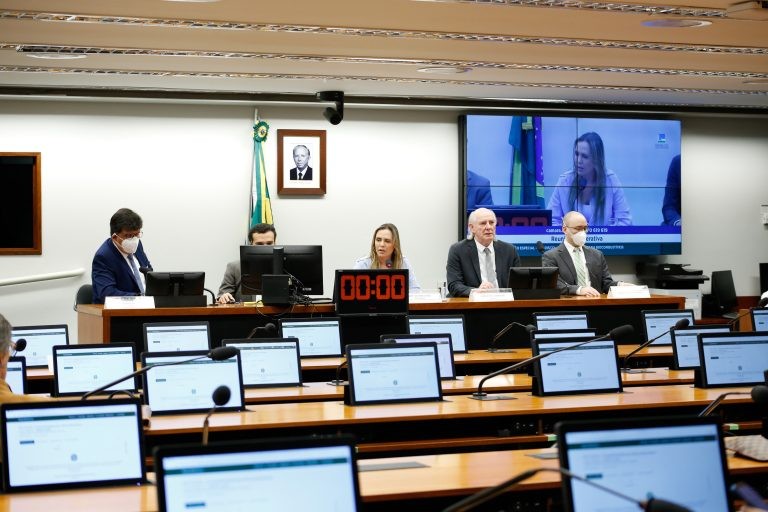 Setor de biocombustíveis defende incentivos de PEC como estratégia contra alta do petróleo