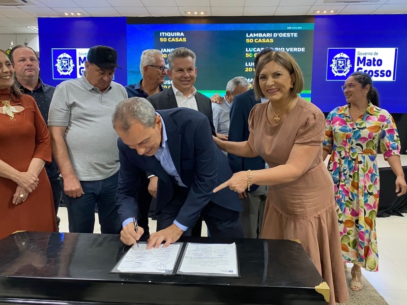 Miguel Vaz assina convênio com Mauro Mendes para construção de mais 50 casas populares