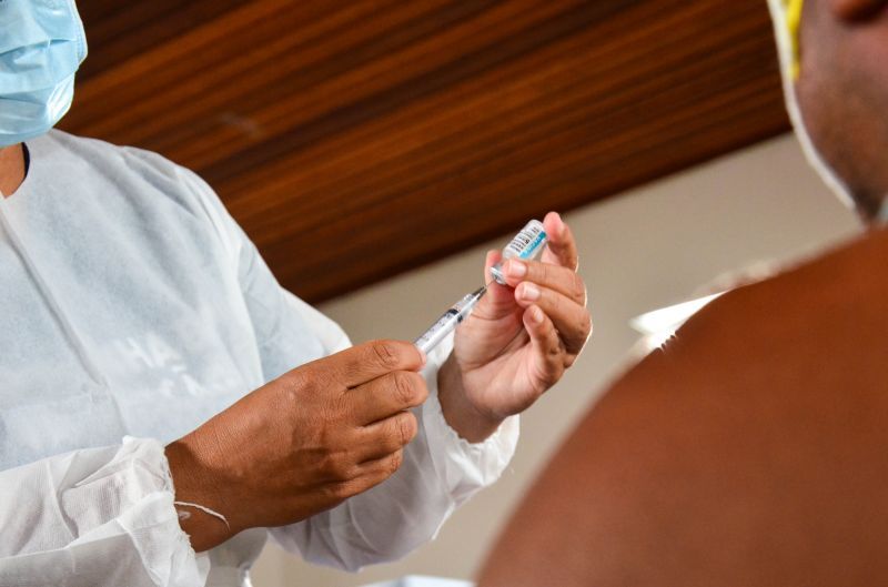 Emanuel Pinheiro sanciona lei e quem tentar escolher marca de vacina contra Covid-19 vai para o fim da fila