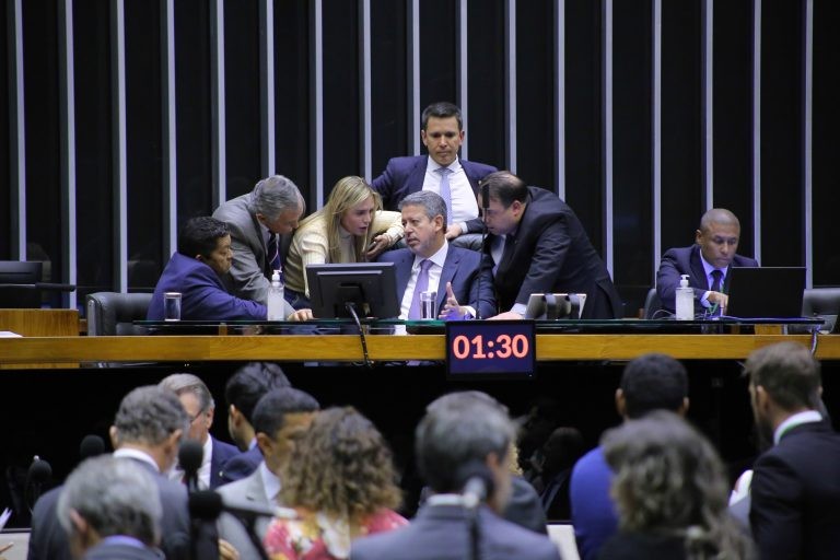 Deputados aprovam cota imediata para mulheres e benefício a ex-atletas na Lei Geral do Esporte