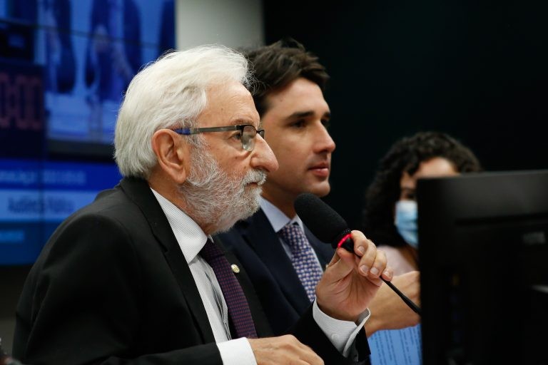 Projeto que permite abertura de bancos aos fins de semana só deve ser discutido após eleições