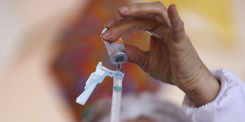 Covid-19: Rio aplica dose de reforço em idosos de 94 anos