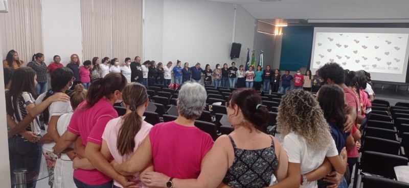 Educação capacita monitores para auxiliar alunos com deficiência