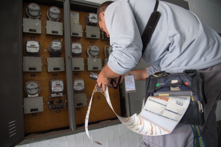 Adiado debate sobre cobrança indevida de consumidores de energia