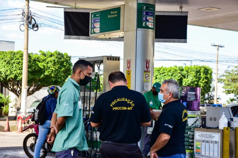 Procon Estadual fiscaliza preço dos combustíveis em postos de Cuiabá e Várzea Grande