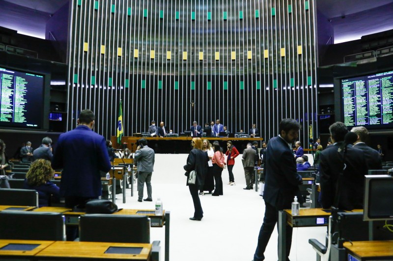 Câmara aprova em 1º turno PEC do piso salarial para enfermagem