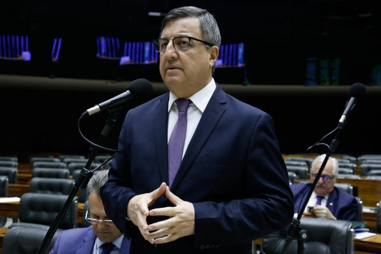 Deputados aprovam em 1º turno texto-base da PEC do Estado de Emergência