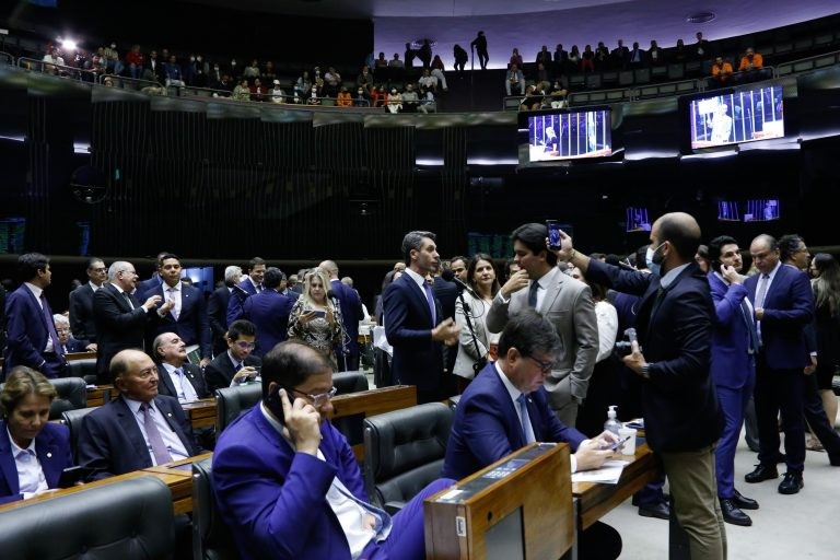 Câmara aprova em 1º turno texto-base da PEC do piso salarial da enfermagem