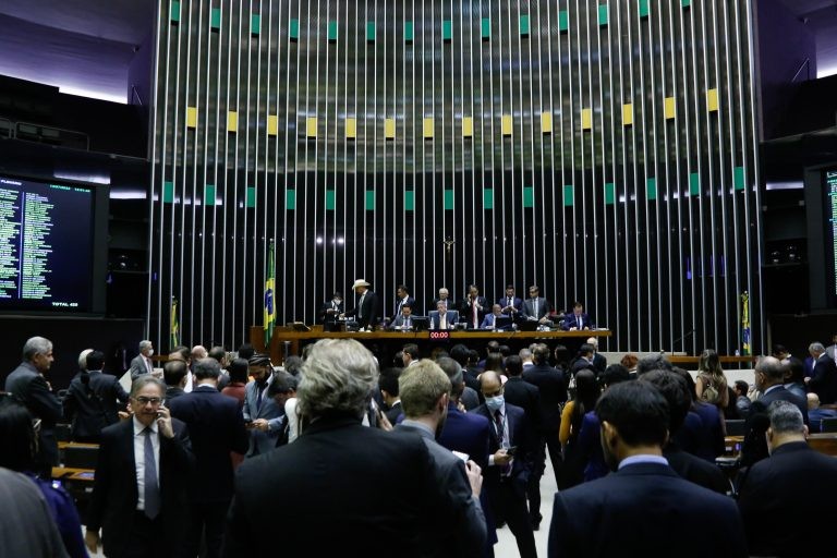 Deputados retomam votação da PEC do piso da enfermagem; acompanhe