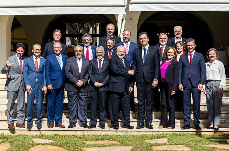 Em encontro com Lula e senadores de oposição, Pacheco ressalta compromisso com democracia