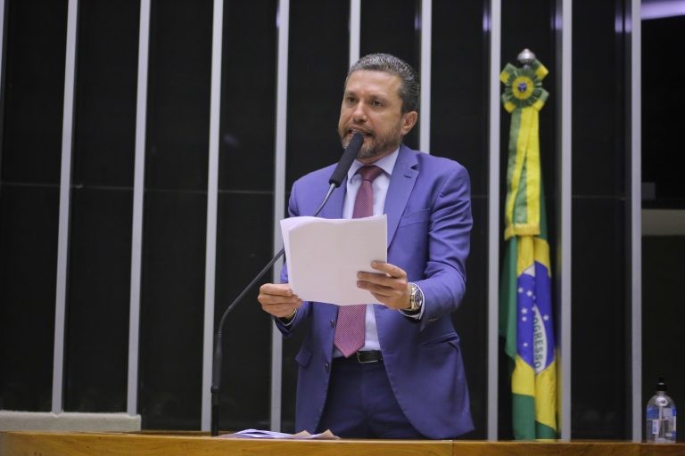 Projeto prevê direito de advogado declarar autenticidade de documentos em autos