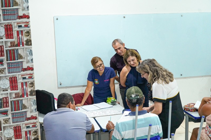 Gestão Miguel Vaz incentiva alfabetização na fase adulta