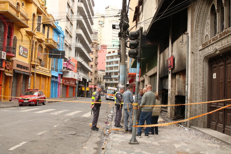 Vistoria descarta risco iminente em prédio incendiado na 25 de março