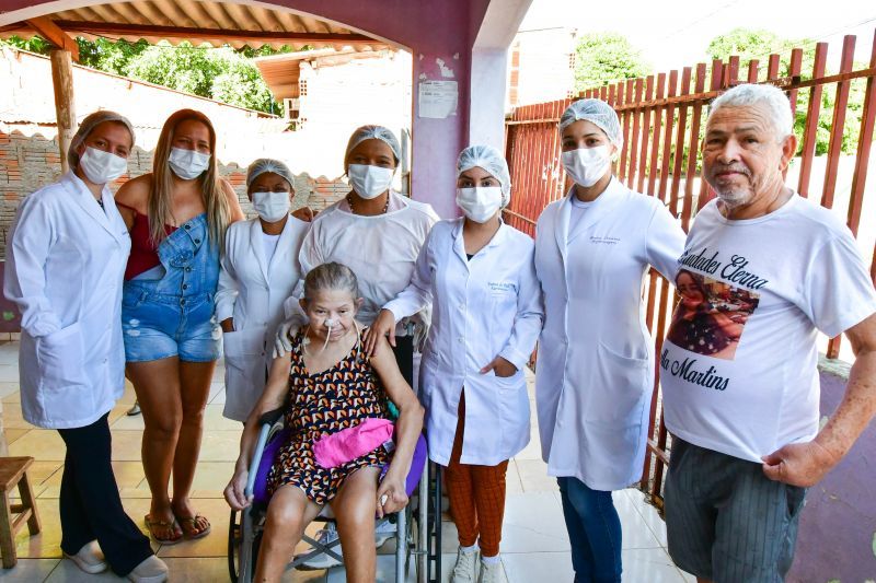 Equipe do Programa Melhor em Casa realiza visitas domiciliares para realizar orientações a familiares de pacientes acamados