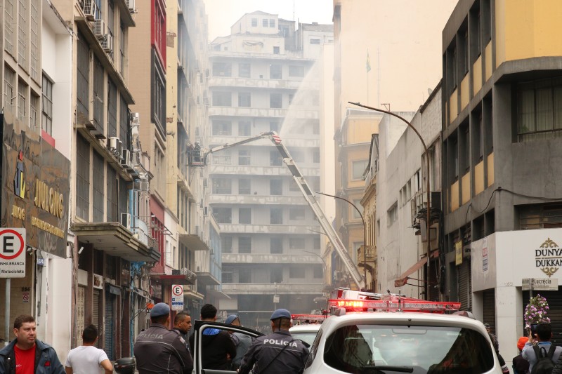 Começa limpeza em prédio incendiado da Rua 25 março