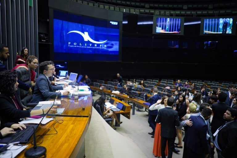 Politeia reúne universitários para simular atividade legislativa na Câmara
