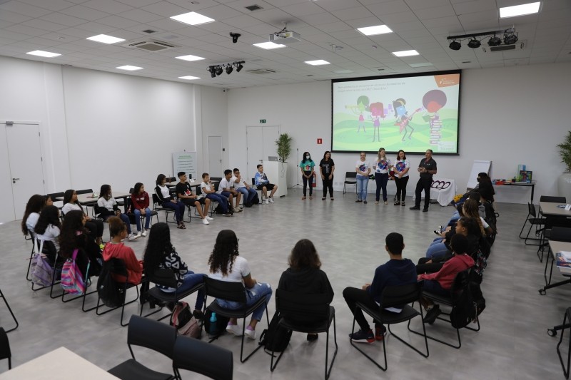 Alunos e professores da rede municipal participam de atividades sobre cooperativas escolares
